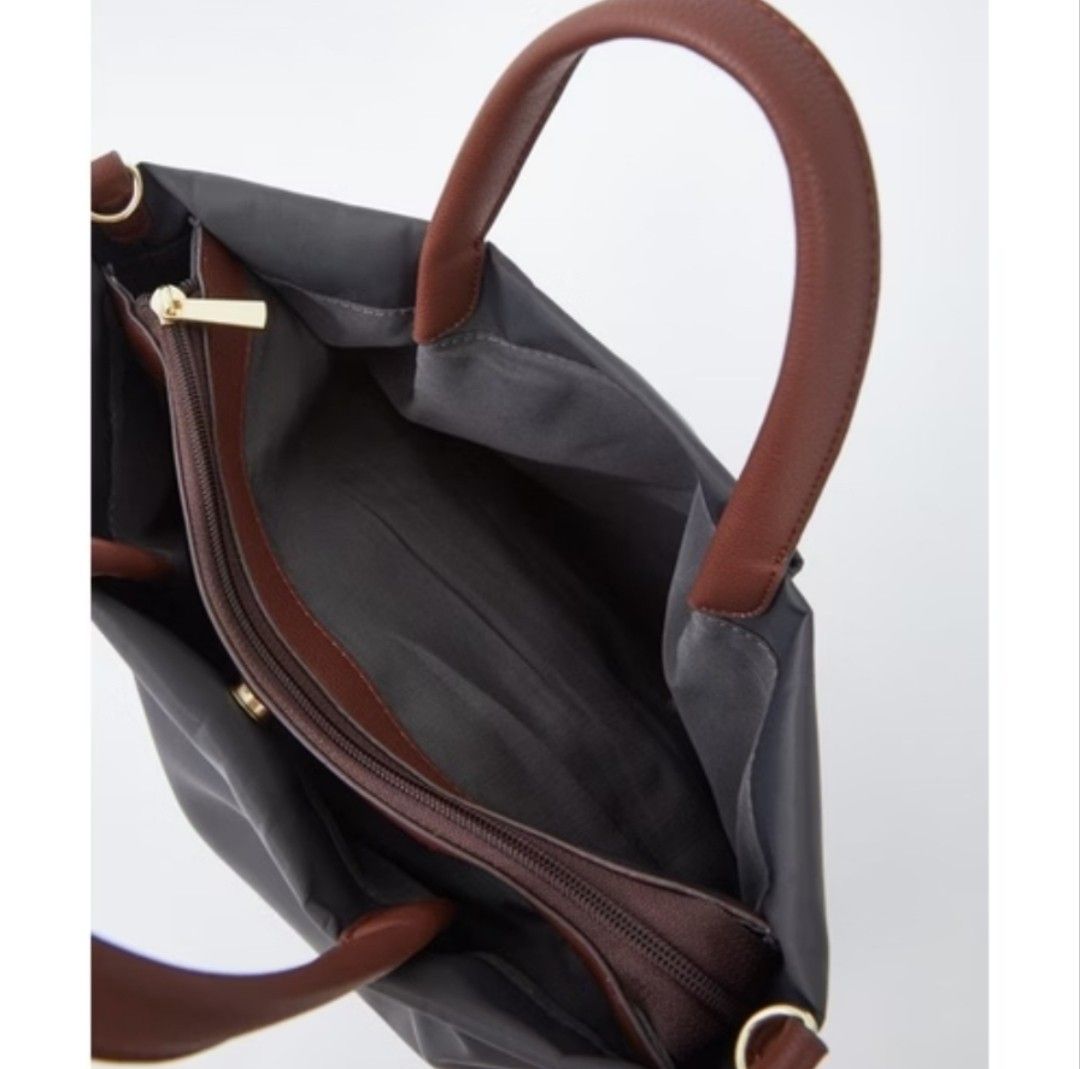 Legato Largo 2 Way Lightweight Waterproof Handbag (Category: Shoulder Bags) located in Manila. Submitted by jen_corner (Listing ID 1468306449, Image 2). Description: Legato Largo 2 Way Lightweight Waterproof Handbag Size : 27.5 * 24 * 10 CM Handle Length : 29 CM Strap Length : 84-129 CM Material : Nylon.