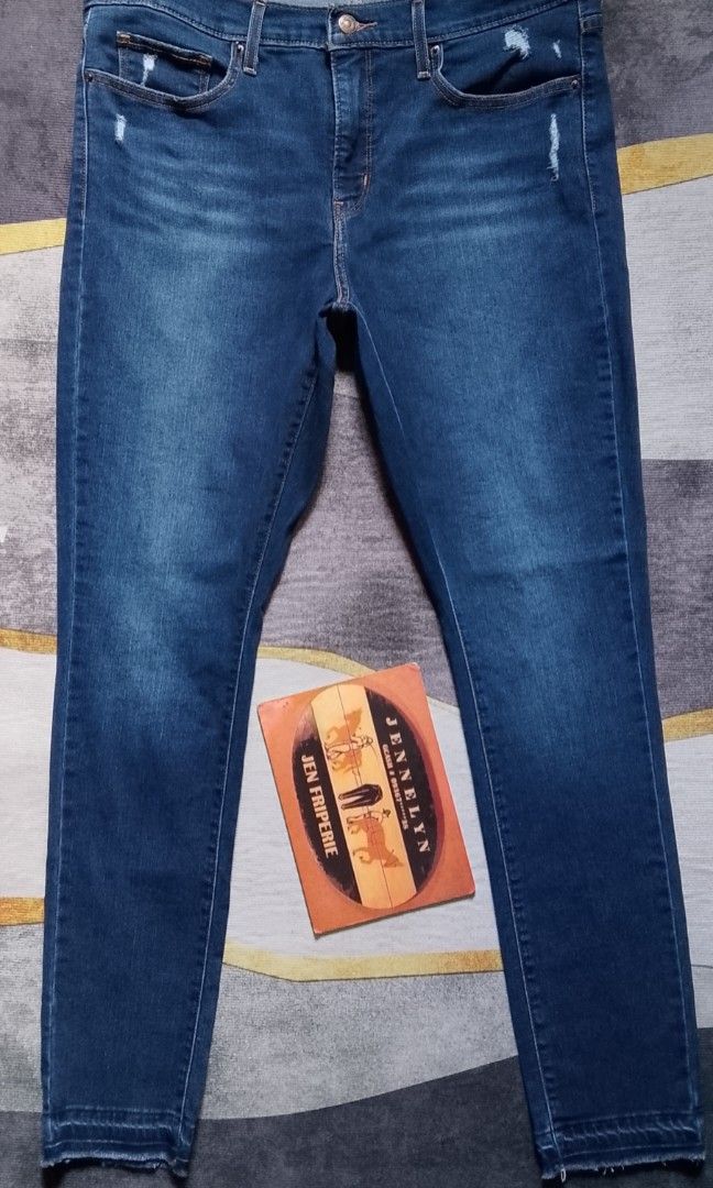 Levi's 311 shaping skinny (Category: Jeans) located in Calbayog City. Submitted by jen1027 (Listing ID 1468338391, Image 2). Description: Ptpa 🙏LEVI'S 311 SHAPING SKINNY WOMEN size 32 L 30 On Tag Actual Waistline 34-37 Super Stretch Actual Length 40.5 Hem 5.5 Made In Pakistan Excellent to like new condition Ganda nito actual,Yong hem design talaga Price:1100 + sf ⛔ Payment First ⛔mop Gcash ⛔Location:Calbayog City Samar ⛔Courier:J&T Pm.