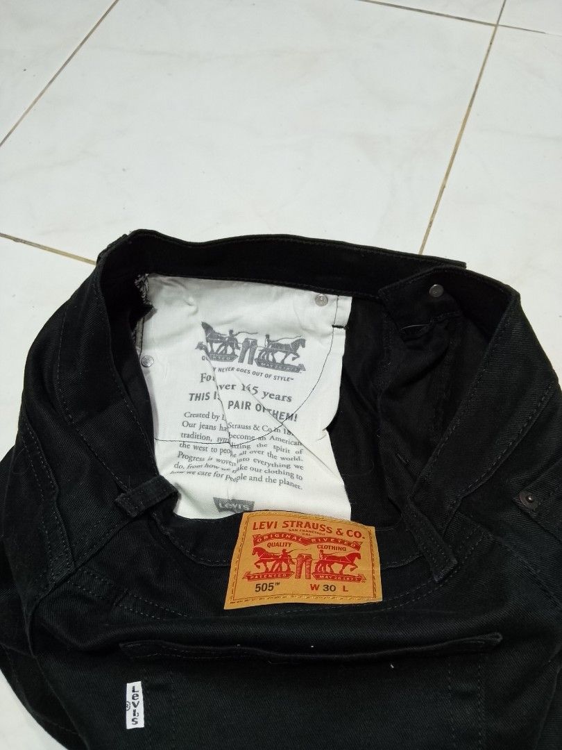 Levi's 505 Short (Category: Shorts) located in Mabalacat. Submitted by zero2mthrift (Listing ID 1468323674, Image 2). Description: Size 30 waistline As new condition No flaws 10/10 Color rate Complete tags and details Location: Pampanga.