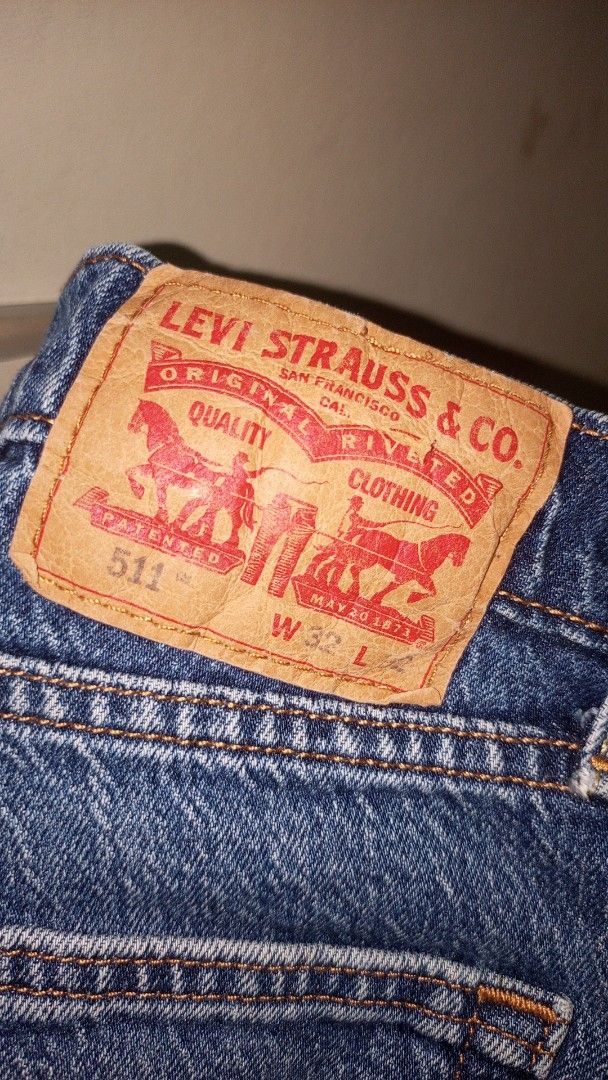 Levi's 511 Slim Fit Jeans W32 L (Category: Jeans) located in Manila. Submitted by rizu09 (Listing ID 1468408543, Image 2). Description: - Brand: Levi's - Model: 511 Slim Fit - Color: Classic Blue Wash - Size: W32 L - Details: 5-pocket styling, zip fly, button closure, signature leather back patch, and vintage-print interior pockets - Condition: Clean hems, solid stitching throughout, gently used.