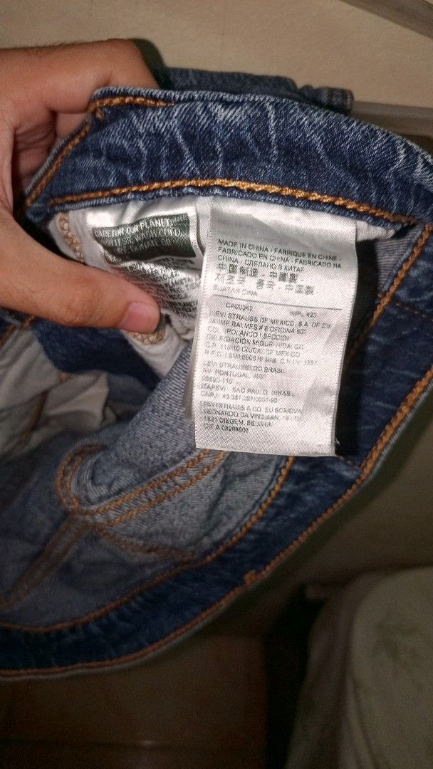 Levi's 511 Slim Fit Jeans W32 L (Category: Jeans) located in Manila. Submitted by rizu09 (Listing ID 1468408543, Image 3). Description: - Brand: Levi's - Model: 511 Slim Fit - Color: Classic Blue Wash - Size: W32 L - Details: 5-pocket styling, zip fly, button closure, signature leather back patch, and vintage-print interior pockets - Condition: Clean hems, solid stitching throughout, gently used.