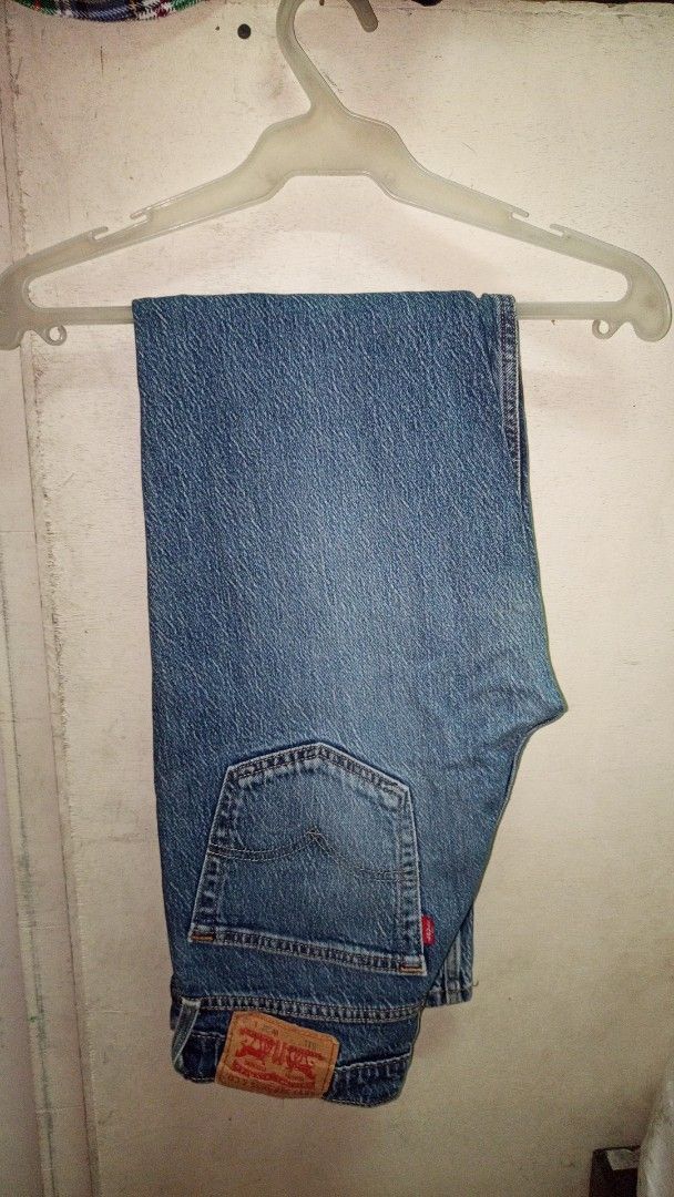 Levi's 511 Slim Fit Jeans W32 L (Category: Jeans) located in Manila. Submitted by rizu09 (Listing ID 1468408543, Image 1). Description: - Brand: Levi's - Model: 511 Slim Fit - Color: Classic Blue Wash - Size: W32 L - Details: 5-pocket styling, zip fly, button closure, signature leather back patch, and vintage-print interior pockets - Condition: Clean hems, solid stitching throughout, gently used.