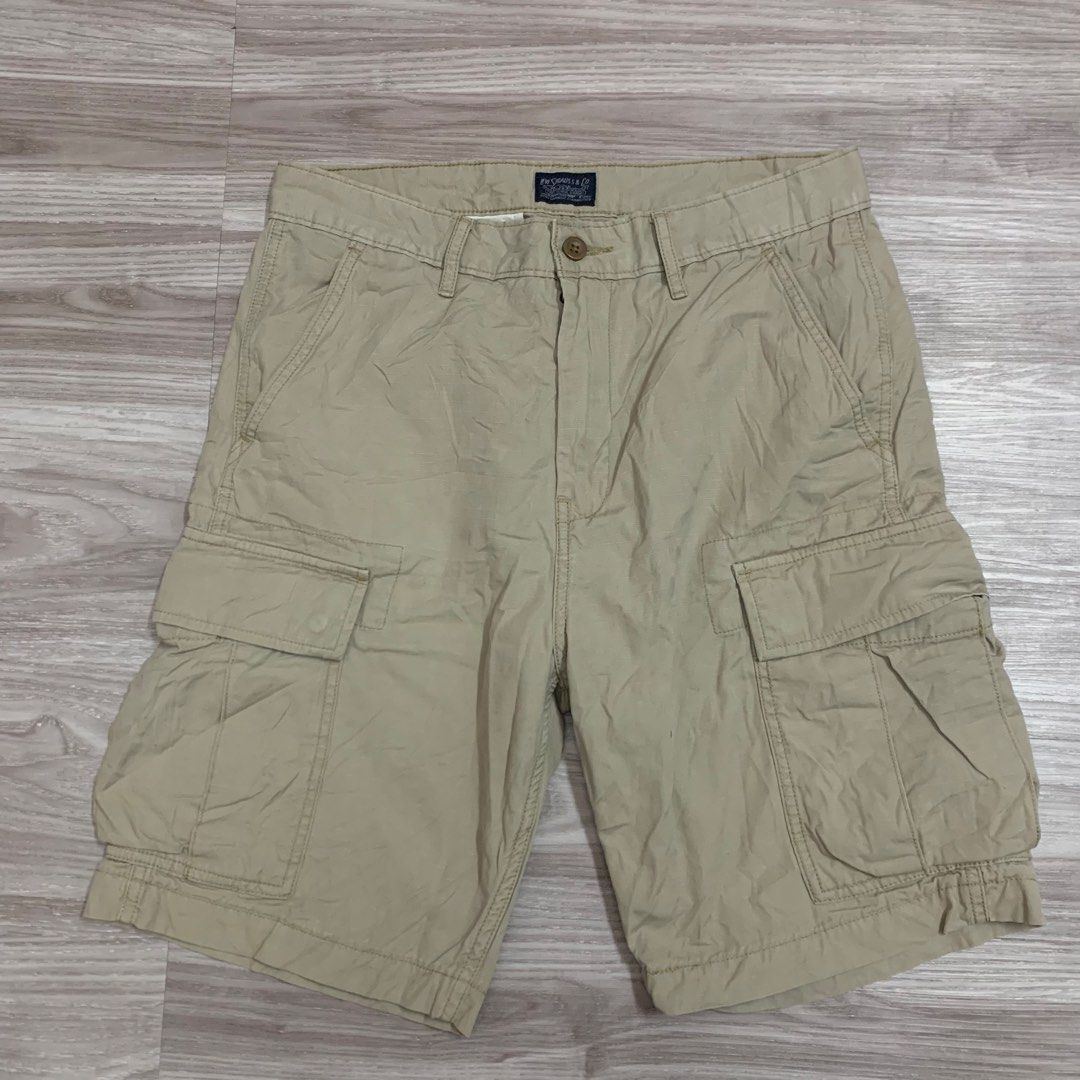Levi’s cargo short (Category: Shorts) located in Cavite. Submitted by yobubsss (Listing ID 1468452636, Image 3). Description: Size 33w 21L Good condition Issue ink stain see last pic.