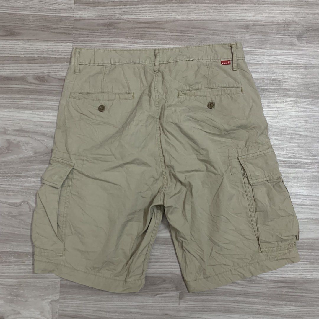 Levi’s cargo short (Category: Shorts) located in Cavite. Submitted by yobubsss (Listing ID 1468452636, Image 1). Description: Size 33w 21L Good condition Issue ink stain see last pic.