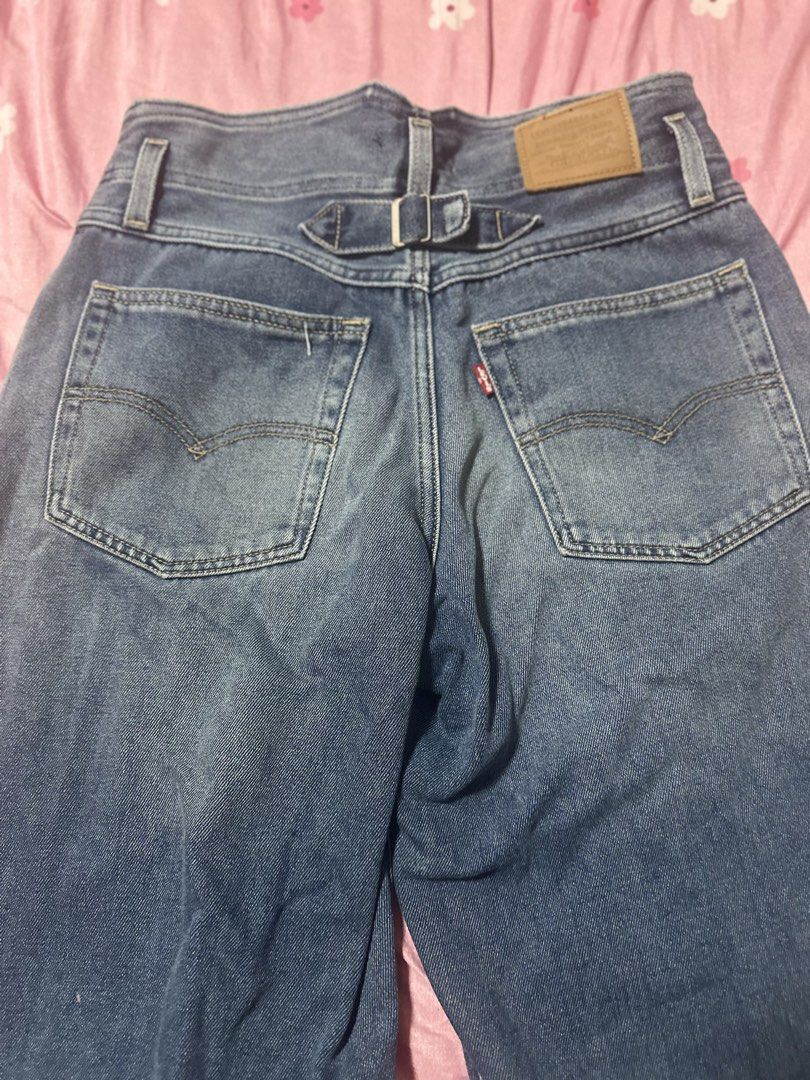Levi’s Cinch Back Jeans (Category: Jeans) located in Pasig City. Submitted by s4sayaki (Listing ID 1468439329, Image 2). Description: -29 actual waistline.