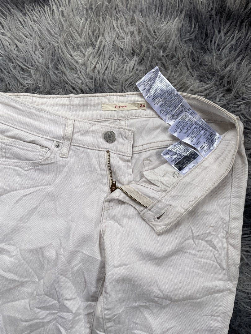 Levi’s jeans (Category: Jeans) located in Daraga. Submitted by pangs192325 (Listing ID 1468375074, Image 3). Description: Levi’s jeans Stretch Size 24-26 Excellent condition No issues ₱450 Location Bicol Albay .
