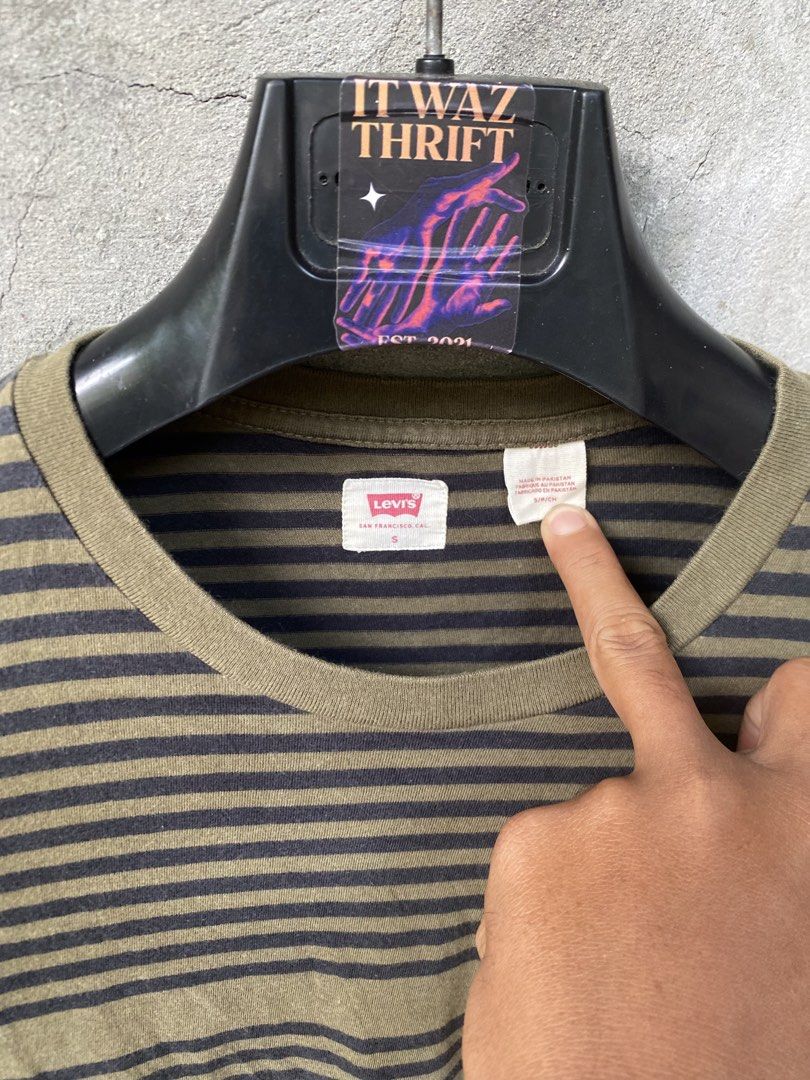 Levis long sleeve (Category: Hoodies) located in Dipolog. Submitted by wazienwathskin (Listing ID 1468346017, Image 2). Description: Want to sell 🚨 📌Levis •authentic •excellent •size : 28L x 21W •olive green •embroidered logo on the chest •no issue Loc : Mindanao open for vouch / vc ..