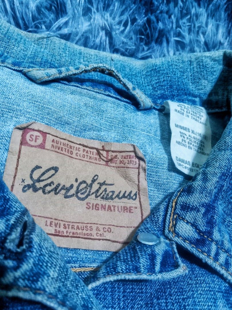 Levi's signature denim trucker jacket (Category: Coats, Jackets and Outerwear) located in Bacolod City. Submitted by wepthriftstyle (Listing ID 1468309098, Image 2). Description: Levi's signature denim trucker jacket SIZE/DIMES: medium boxy fit 23 width 23 length vintage denim type color rate: 9.5/10 boxy fit uni sex complete tags ykk zippers engrave buttons authentic made in thailand shipping nationwide delivery via j&t paymen via gcash unli vid