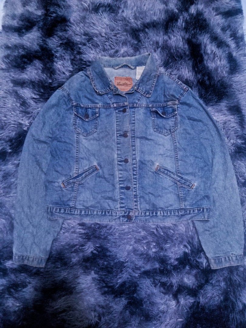 Levi's signature denim trucker jacket (Category: Coats, Jackets and Outerwear) located in Bacolod City. Submitted by wepthriftstyle (Listing ID 1468309098, Image 1). Description: Levi's signature denim trucker jacket SIZE/DIMES: medium boxy fit 23 width 23 length vintage denim type color rate: 9.5/10 boxy fit uni sex complete tags ykk zippers engrave buttons authentic made in thailand shipping nationwide delivery via j&t paymen via gcash unli vid