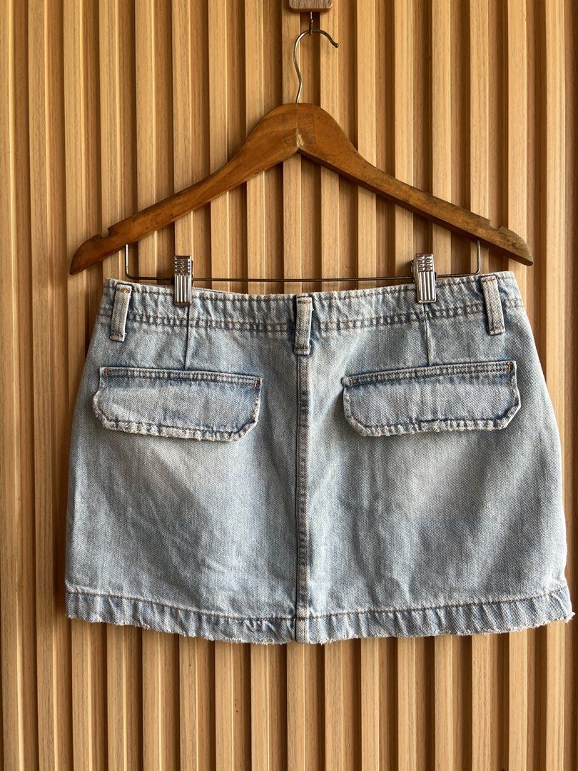 Lightwash Denim Cargo Mini Skirt with Pockets (Category: Skirts) located in Lipa City. Submitted by thyra06 (Listing ID 1468321942, Image 3). Description: - Trendy lightwash denim cargo mini skirt - Features functional utility pockets on front and back - Classic button and zip fly closure with belt loops - Edgy raw hem finish at the bottom - Super versatile, easy to style with basic tees or tanks.