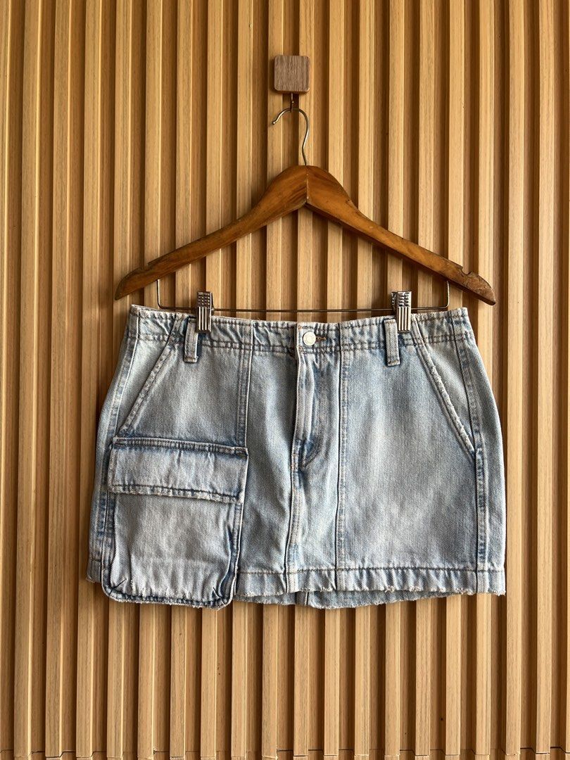 Lightwash Denim Cargo Mini Skirt with Pockets (Category: Skirts) located in Lipa City. Submitted by thyra06 (Listing ID 1468321942, Image 2). Description: - Trendy lightwash denim cargo mini skirt - Features functional utility pockets on front and back - Classic button and zip fly closure with belt loops - Edgy raw hem finish at the bottom - Super versatile, easy to style with basic tees or tanks.