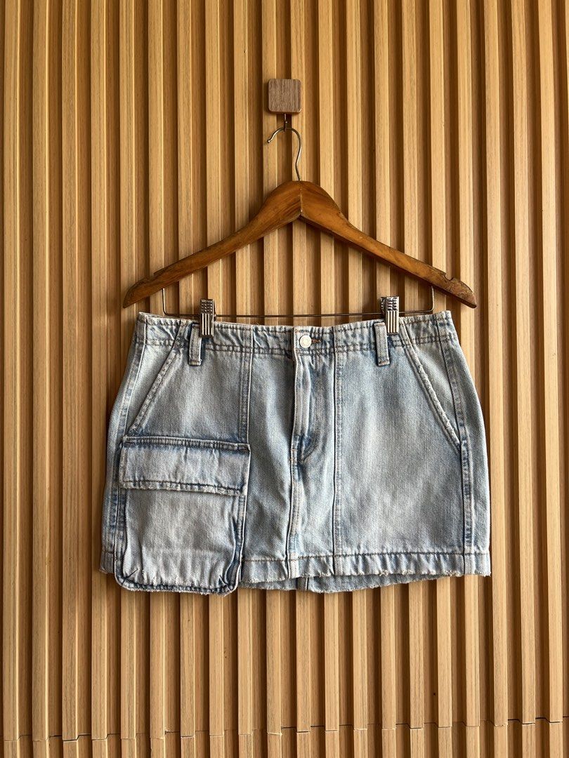 Lightwash Denim Cargo Mini Skirt with Pockets (Category: Skirts) located in Lipa City. Submitted by thyra06 (Listing ID 1468321942, Image 1). Description: - Trendy lightwash denim cargo mini skirt - Features functional utility pockets on front and back - Classic button and zip fly closure with belt loops - Edgy raw hem finish at the bottom - Super versatile, easy to style with basic tees or tanks.
