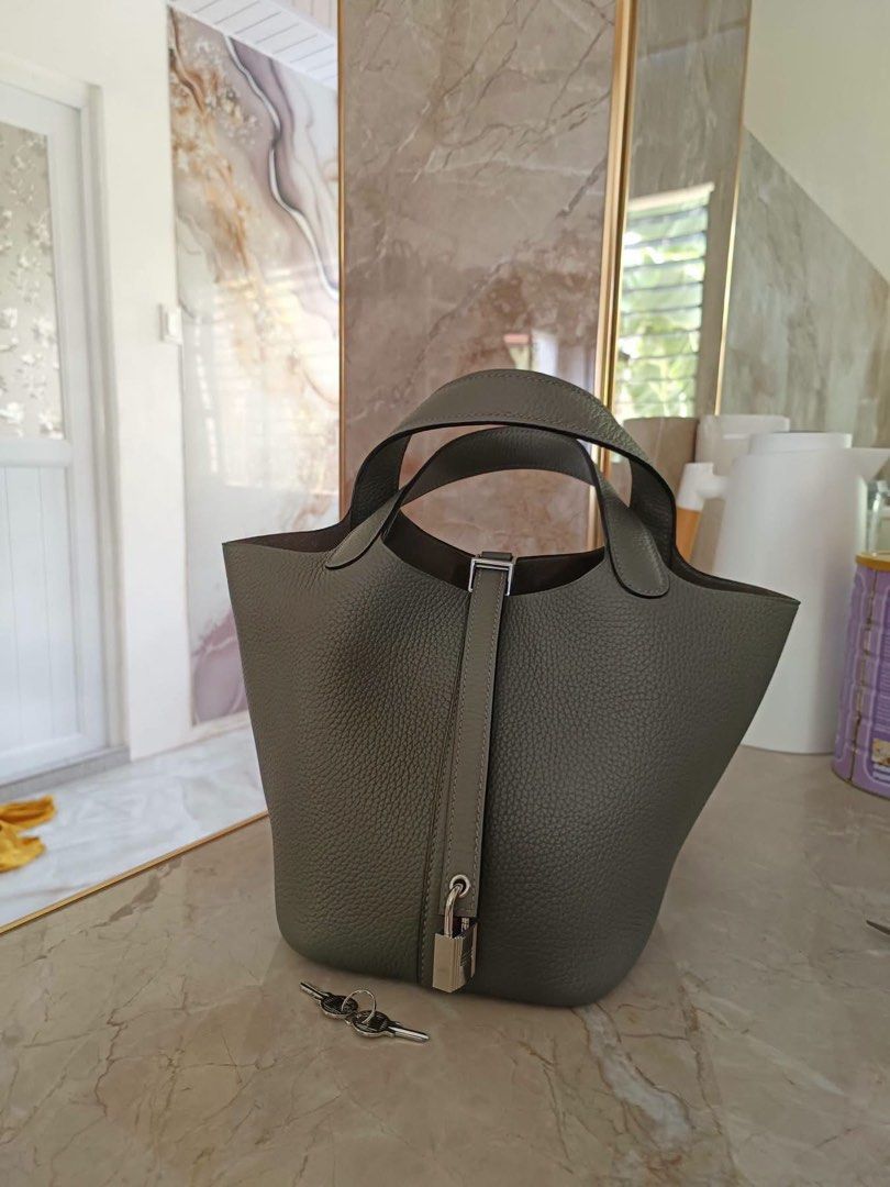 Lock Etoupe Leather Bag (Category: Tote Bags) located in Muntinlupa City. Submitted by farinasonlineshop (Listing ID 1468426967, Image 1). Description: .