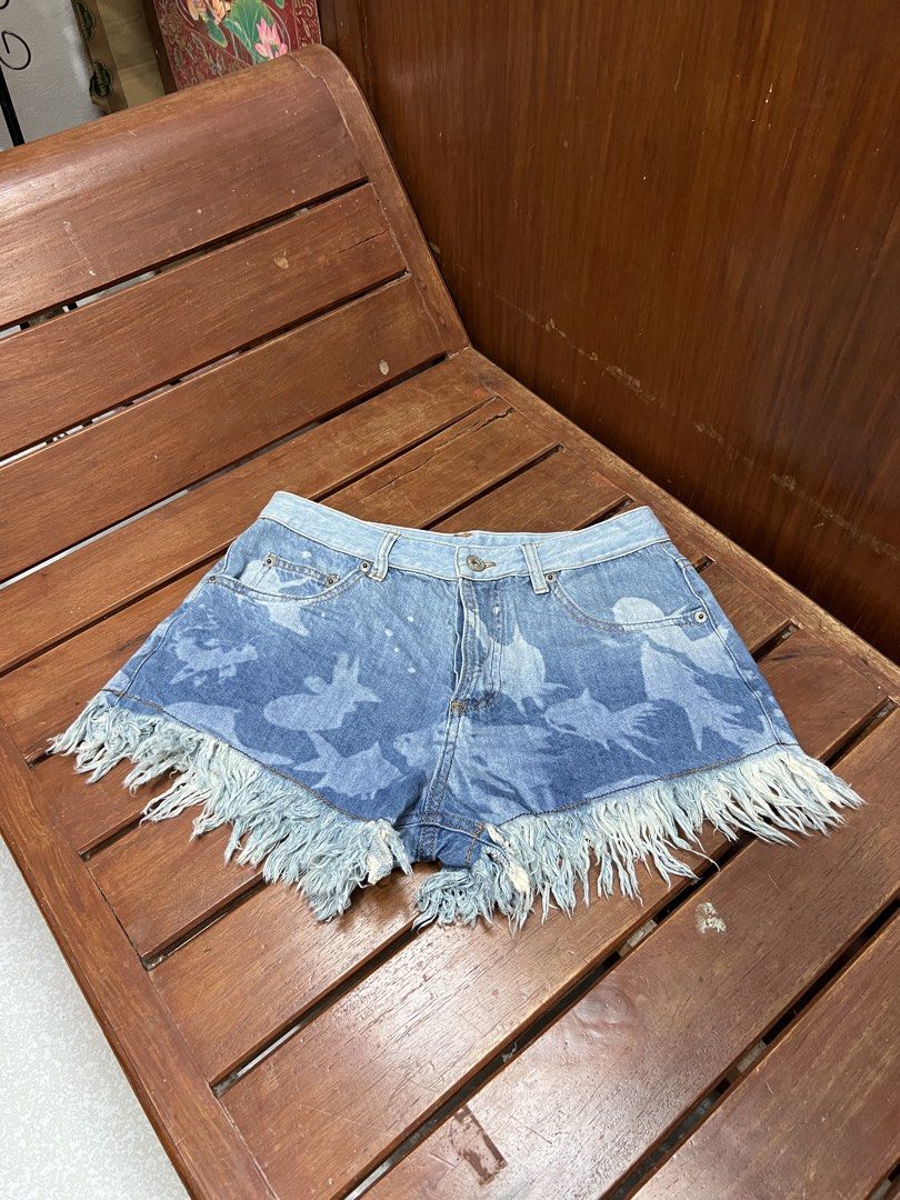LOEWE PAULA’S IBIZA PRINTED DENIM SHORT (Category: Luxury Apparel) located in Solano. Submitted by aljoners (Listing ID 1468380981, Image 1). Description: .
