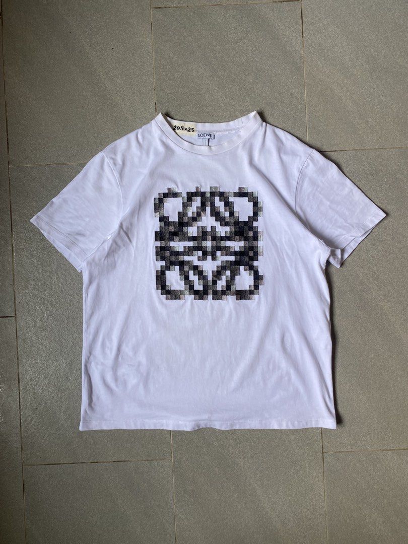 Loewe pixelated Grapic (Category: Tshirts & Polo Shirts ) located in Digos. Submitted by thriftflexph (Listing ID 1468350491, Image 1). Description: Size&Dimes:20.5/25 Color&Condi:9.5/10 issue:None DM for more information 🫶 Items are all thrifted/Handpicked Can ship nationwide🇵🇭 Add Shipping Fee ✈️🎁.