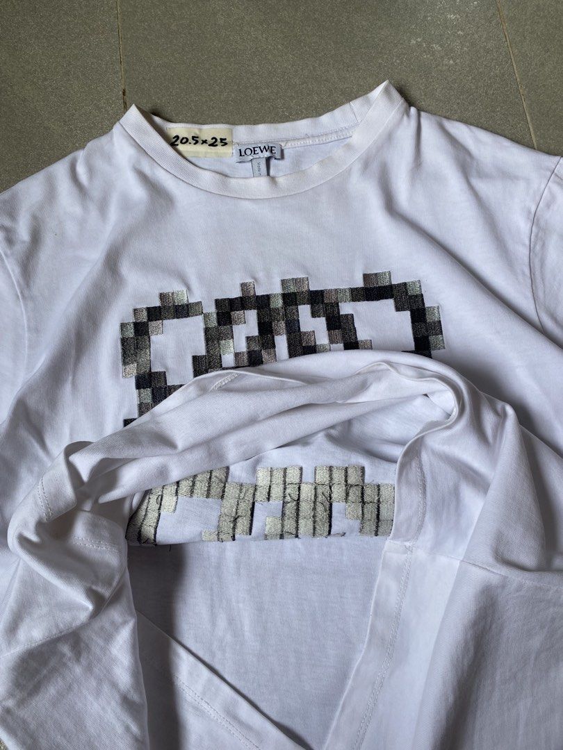Loewe pixelated Grapic (Category: Tshirts & Polo Shirts ) located in Digos. Submitted by thriftflexph (Listing ID 1468350491, Image 3). Description: Size&Dimes:20.5/25 Color&Condi:9.5/10 issue:None DM for more information 🫶 Items are all thrifted/Handpicked Can ship nationwide🇵🇭 Add Shipping Fee ✈️🎁.