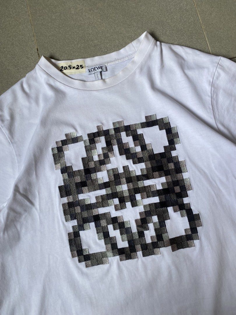Loewe pixelated Grapic (Category: Tshirts & Polo Shirts ) located in Digos. Submitted by thriftflexph (Listing ID 1468350491, Image 2). Description: Size&Dimes:20.5/25 Color&Condi:9.5/10 issue:None DM for more information 🫶 Items are all thrifted/Handpicked Can ship nationwide🇵🇭 Add Shipping Fee ✈️🎁.