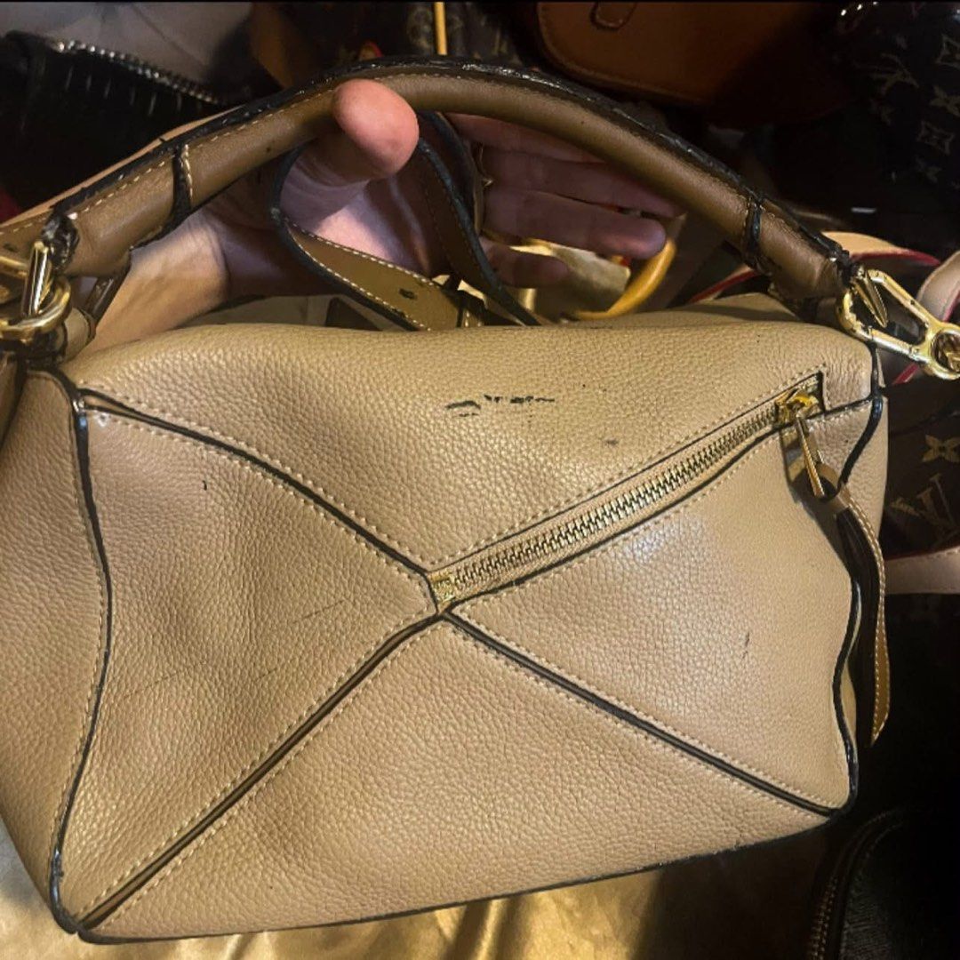 Loewe puzzle Bag (Category: Luxury Bags & Wallets) located in Roxas City. Submitted by lynngreyartillero (Listing ID 1468410784, Image 2). Description: Loewe coded puzzle bag with sign of used pls see photos nlng po sa details 🔥🔥🔥 Ykk zip🔥🔥🔥 Apaka ganda padin nito mga madaaam ko sign of used nya sa handle rubber lining at nadikit na rubber lining sa leather nya ✅✅ Pm nlng po sa may gusto 💖💖💖 .