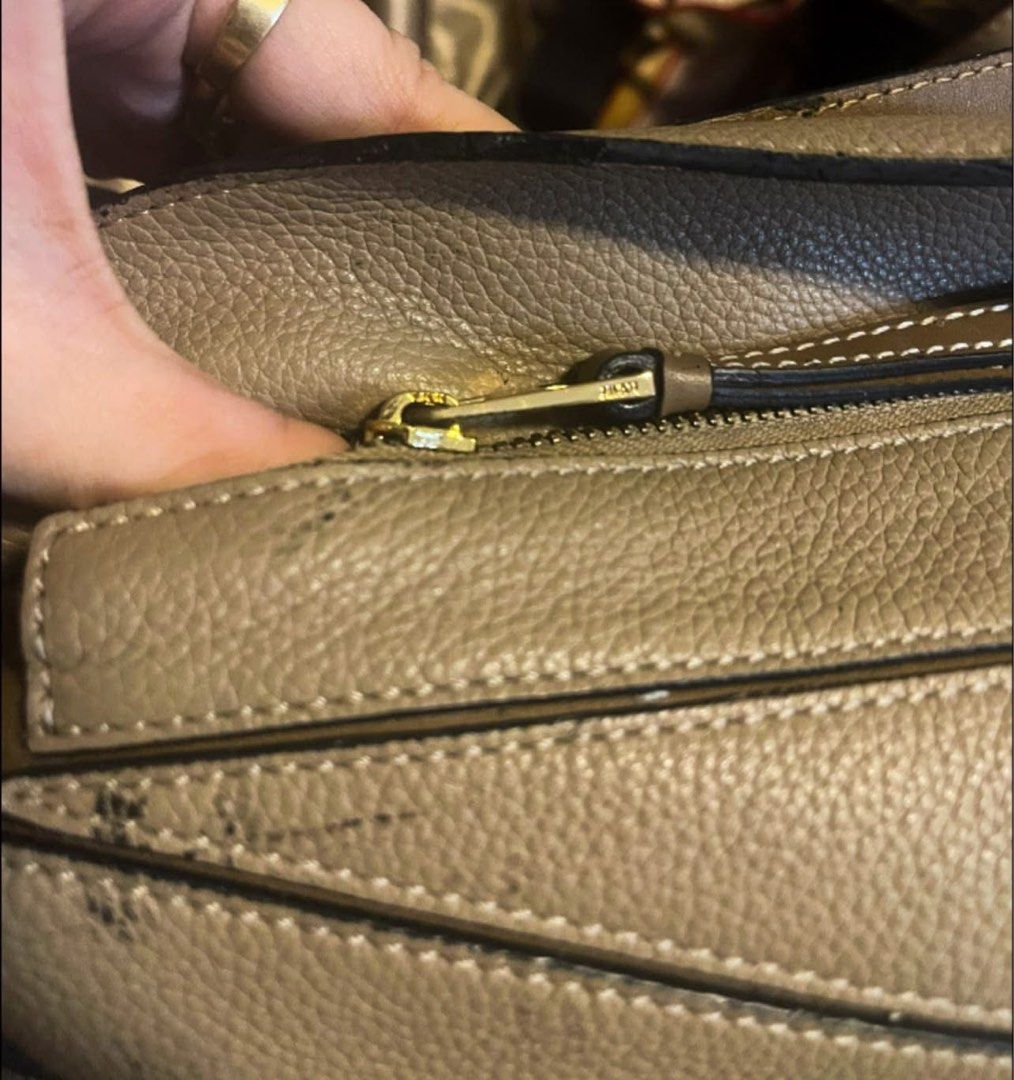 Loewe puzzle Bag (Category: Luxury Bags & Wallets) located in Roxas City. Submitted by lynngreyartillero (Listing ID 1468410784, Image 3). Description: Loewe coded puzzle bag with sign of used pls see photos nlng po sa details 🔥🔥🔥 Ykk zip🔥🔥🔥 Apaka ganda padin nito mga madaaam ko sign of used nya sa handle rubber lining at nadikit na rubber lining sa leather nya ✅✅ Pm nlng po sa may gusto 💖💖💖 .