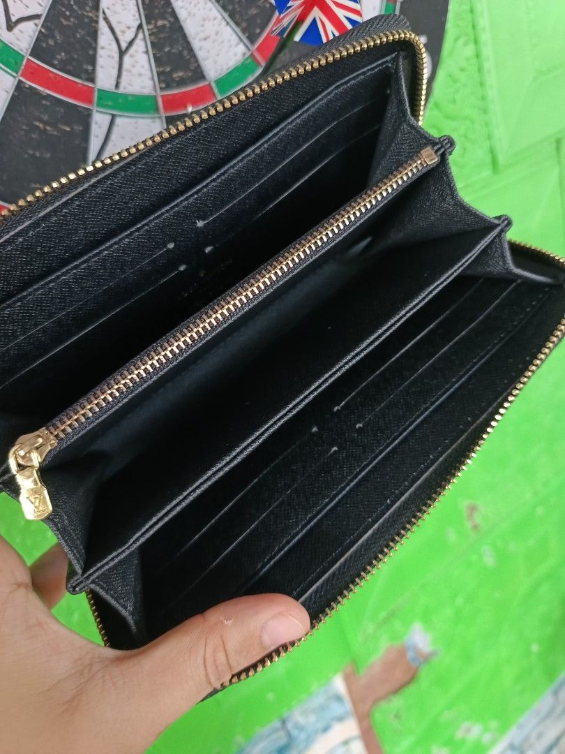 long zip wallet (Category: Wallets & Card holders) located in Ozamiz City. Submitted by kapesteba112457 (Listing ID 1468465676, Image 2). Description: long zip wallet in patent leather for only 900 ❤ flawless pasok pang regalo❤ selected preloved!!.