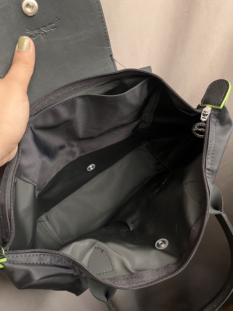 Longchamp tote bag all black medium (Category: Tote Bags) located in San Jacinto. Submitted by kellysthrift_ (Listing ID 1468387669, Image 3). Description: Longchamp long handle .