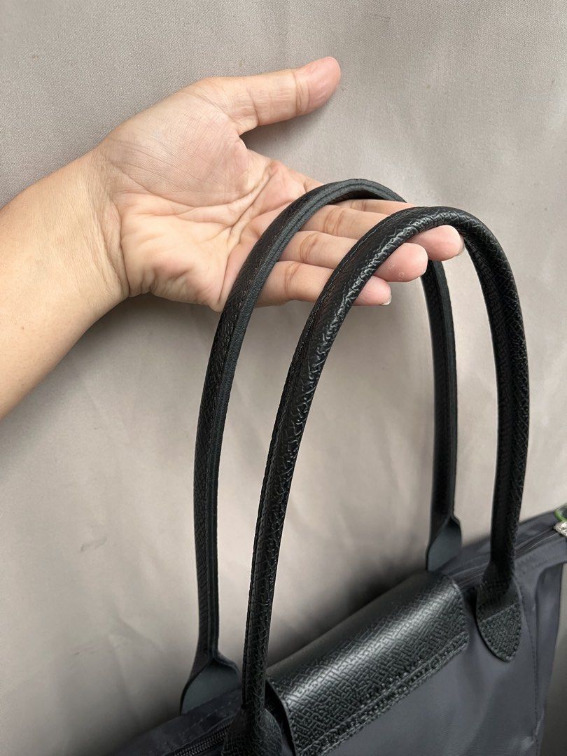 Longchamp tote bag all black medium (Category: Tote Bags) located in San Jacinto. Submitted by kellysthrift_ (Listing ID 1468387669, Image 2). Description: Longchamp long handle .