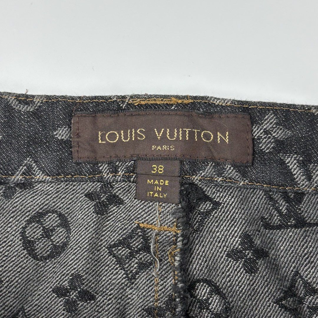 Louis Vuitton - Marc Jacobs - Mini Skirt (Category: Luxury Apparel) located in Bacolod City. Submitted by cast.archives (Listing ID 1468299920, Image 3). Description: Louis Vuitton - Marc Jacobs - Mini Skirt Waist: 28-29" Length: 14" Condition: Excellent Flaw: Cut care tag.