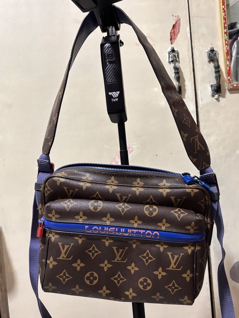 Louis Vuitton Monogram Outdoor Messenger Bag (Category: Luxury Bags & Wallets) located in San Jacinto. Submitted by renz_tugade (Listing ID 1468394799, Image 2). Description: Minor Issue: Strach on Blue Accent Strip (medyo gilid kaya unnoticeable) Loose stitch inside Inclusion: Bag only. Nawala na po mga papers since galing pang Macau. Rfs: Need funds for board exam :>>>.