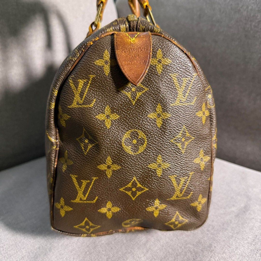 Louis Vuitton Monogram Speedy Handbag (Category: Luxury Bags & Wallets) located in Madrid. Submitted by jhunaceee (Listing ID 1468308714, Image 3). Description: - Authentic Louis Vuitton Monogram Speedy - Iconic brown coated canvas with signature LV print - Dual rolled leather top handles with a gorgeous honey patina - Brass hardware and secure top zip closure - Clean canvas exterior with normal, gentle signs of wear - Timeless everyday bag with 