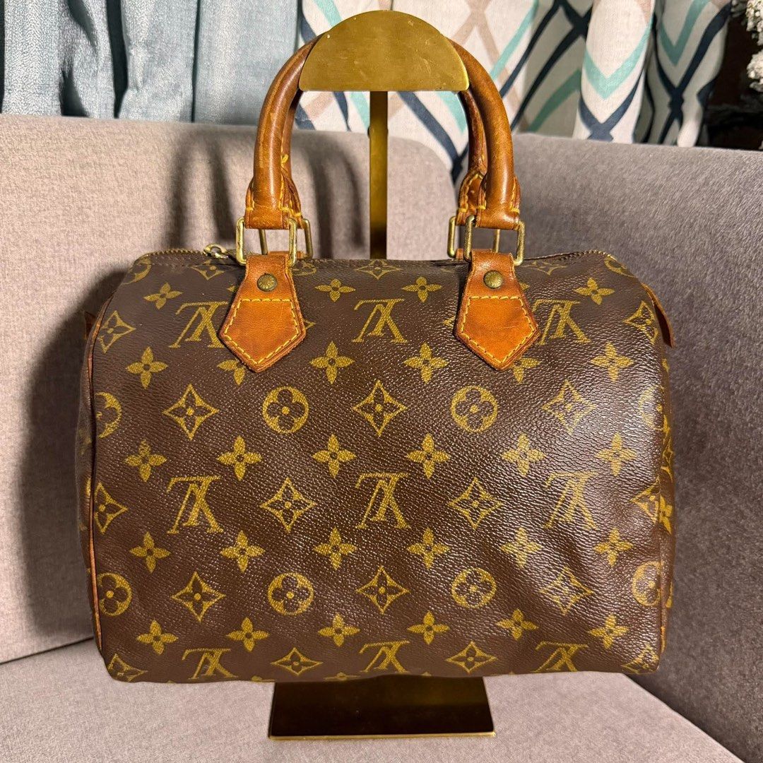 Louis Vuitton Monogram Speedy Handbag (Category: Luxury Bags & Wallets) located in Madrid. Submitted by jhunaceee (Listing ID 1468308714, Image 2). Description: - Authentic Louis Vuitton Monogram Speedy - Iconic brown coated canvas with signature LV print - Dual rolled leather top handles with a gorgeous honey patina - Brass hardware and secure top zip closure - Clean canvas exterior with normal, gentle signs of wear - Timeless everyday bag with 