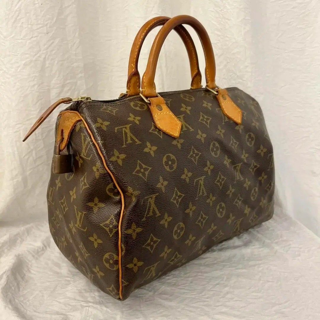 Louis Vuitton Monogram Speedy Handbag (Category: Luxury Bags & Wallets) located in Manila. Submitted by preloved439 (Listing ID 1468360896, Image 3). Description: - Authentic Louis Vuitton Speedy 30 - Material: Classic monogram canvas with brown leather trim - Hardware: Gold-tone with side padlock included (key missing) - Closure: Secure zip-top closure - Interior: Spacious enough for everyday essentials - Style: Timeless everyday luxury - Signs 