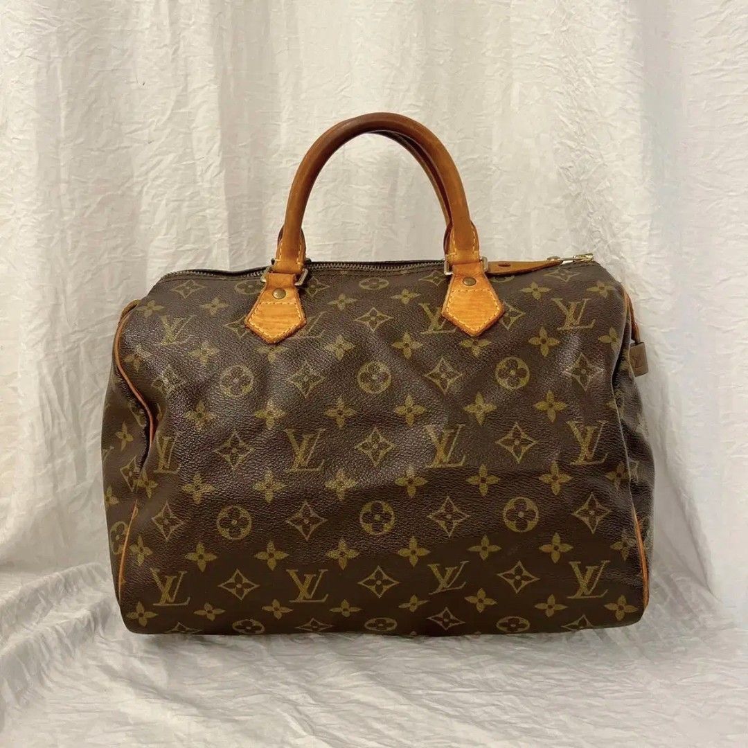 Louis Vuitton Monogram Speedy Handbag (Category: Luxury Bags & Wallets) located in Manila. Submitted by preloved439 (Listing ID 1468360896, Image 1). Description: - Authentic Louis Vuitton Speedy 30 - Material: Classic monogram canvas with brown leather trim - Hardware: Gold-tone with side padlock included (key missing) - Closure: Secure zip-top closure - Interior: Spacious enough for everyday essentials - Style: Timeless everyday luxury - Signs 