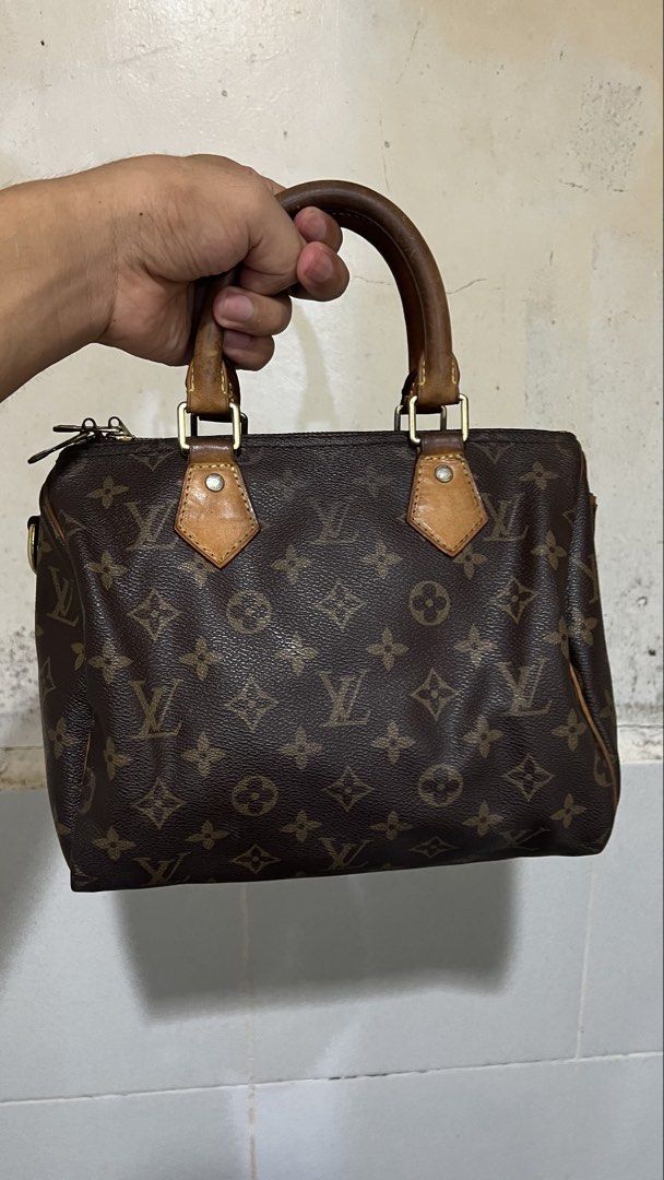 Louis Vuitton Speedy 25 (Category: Luxury Bags & Wallets) located in Alburquerque. Submitted by ukaydecebuofficial (Listing ID 1468331722, Image 3). Description: - Louis Vuitton monogram canvas handbag - Classic brown and tan colorway with signature print - Genuine leather handles with a gorgeous natural honey patina - Secure top zipper closure and side D-ring attachments - Structured shape with durable reinforced leather piping - Gold-tone hardw