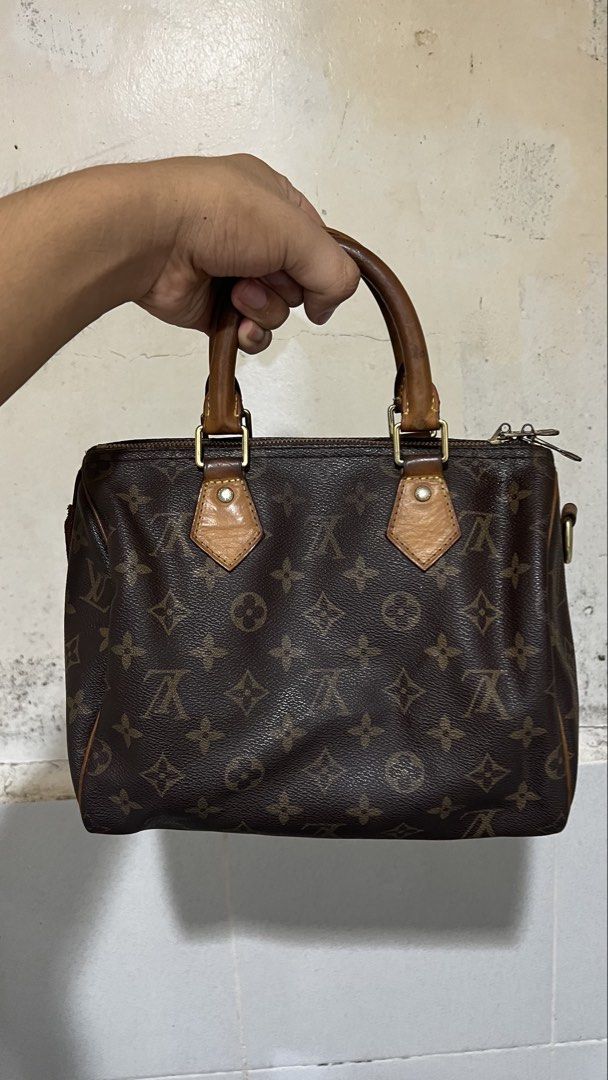 Louis Vuitton Speedy 25 (Category: Luxury Bags & Wallets) located in Alburquerque. Submitted by ukaydecebuofficial (Listing ID 1468331722, Image 2). Description: - Louis Vuitton monogram canvas handbag - Classic brown and tan colorway with signature print - Genuine leather handles with a gorgeous natural honey patina - Secure top zipper closure and side D-ring attachments - Structured shape with durable reinforced leather piping - Gold-tone hardw