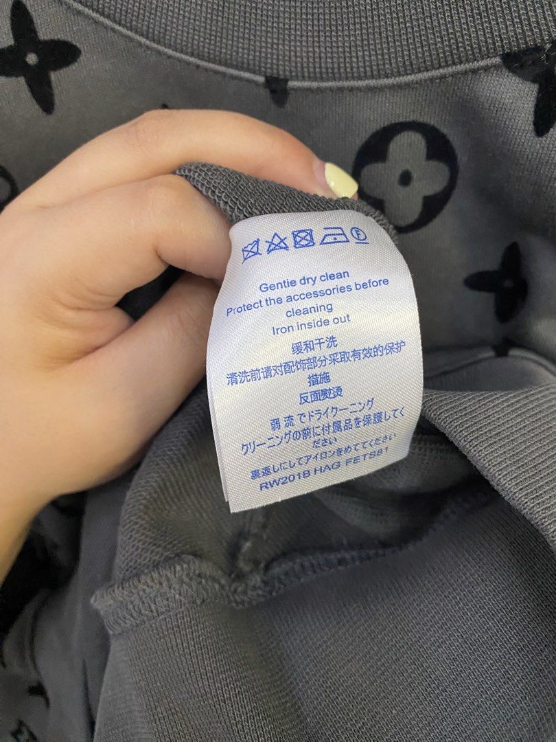 LOUIS VUITTON SWEATER (Category: Luxury Apparel) located in Baguio. Submitted by lairdegawd_06 (Listing ID 1468461244, Image 3). Description: Dimes-24x27 Excellent condition 10/10 color rate No flaw Complete tags Check photos for more details.
