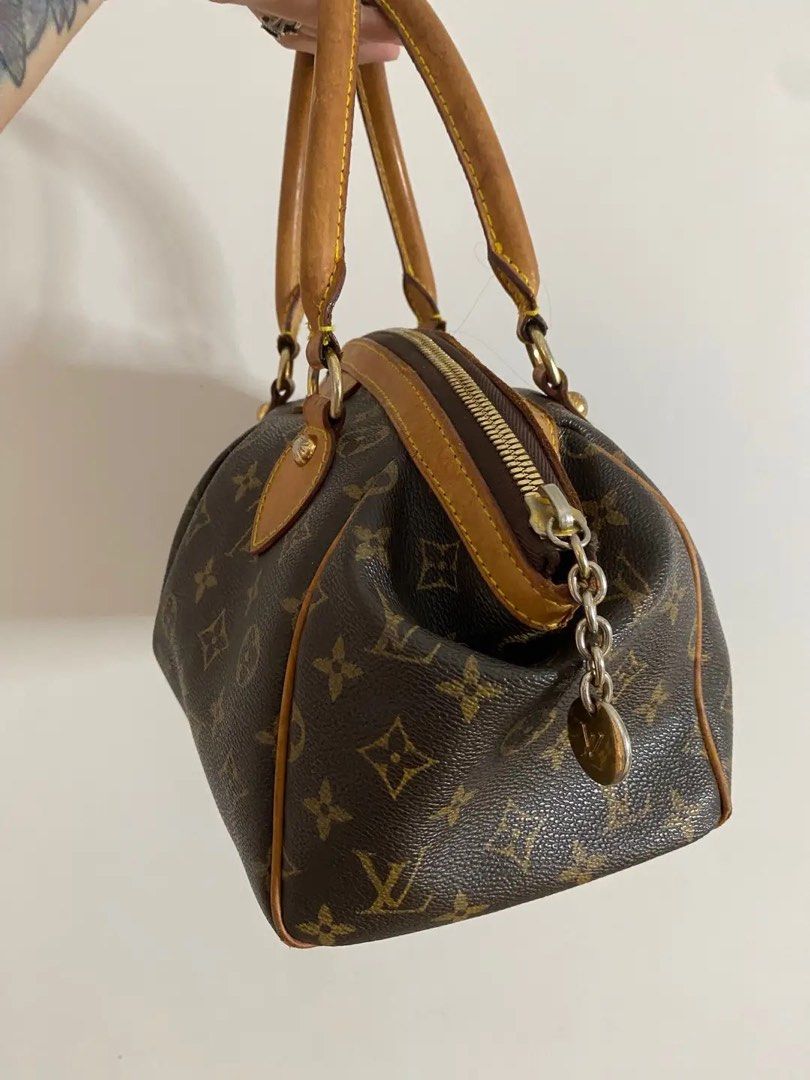 Louis vuitton tivoli (Category: Luxury Bags & Wallets) located in Cainta. Submitted by 3rd_street.onlineshop (Listing ID 1468432280, Image 2). Description: Signs of usage ( UPLOADED ) Sf not included Payment first.