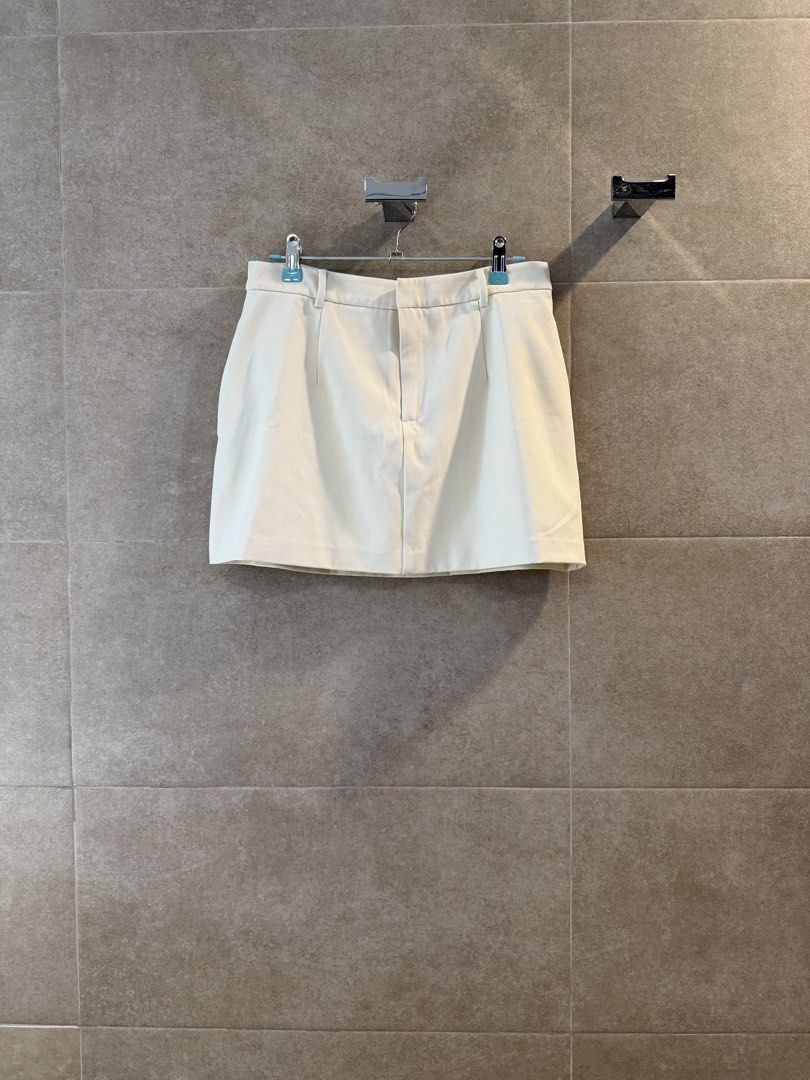Love Bonito White Skort (Category: Skirts) located in San Juan City. Submitted by live4lulu (Listing ID 1468310243, Image 1). Description: Used once.