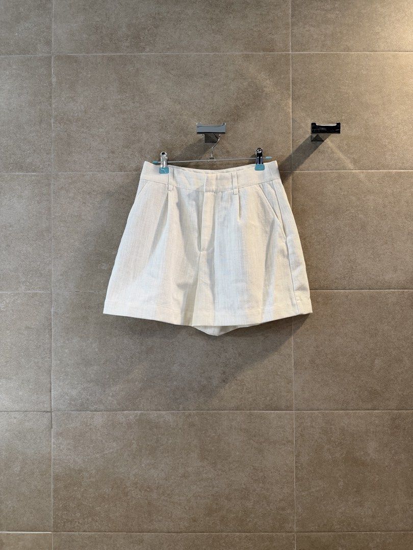 Love Bonito White Tailored Shorts (Category: Shorts) located in San Juan City. Submitted by live4lulu (Listing ID 1468310077, Image 1). Description: Used once.