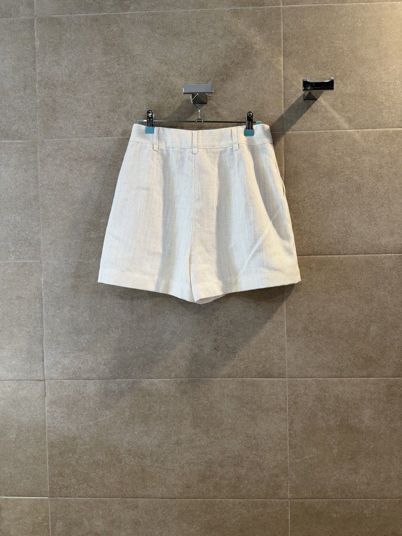 Love Bonito White Tailored Shorts (Category: Shorts) located in San Juan City. Submitted by live4lulu (Listing ID 1468310077, Image 2). Description: Used once.