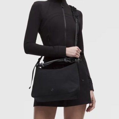 LULULEMON Convertible Ruched Crossbody (Category: Shoulder Bags) located in Bauang. Submitted by thriftypockets92 (Listing ID 1468485663, Image 3). Description: .