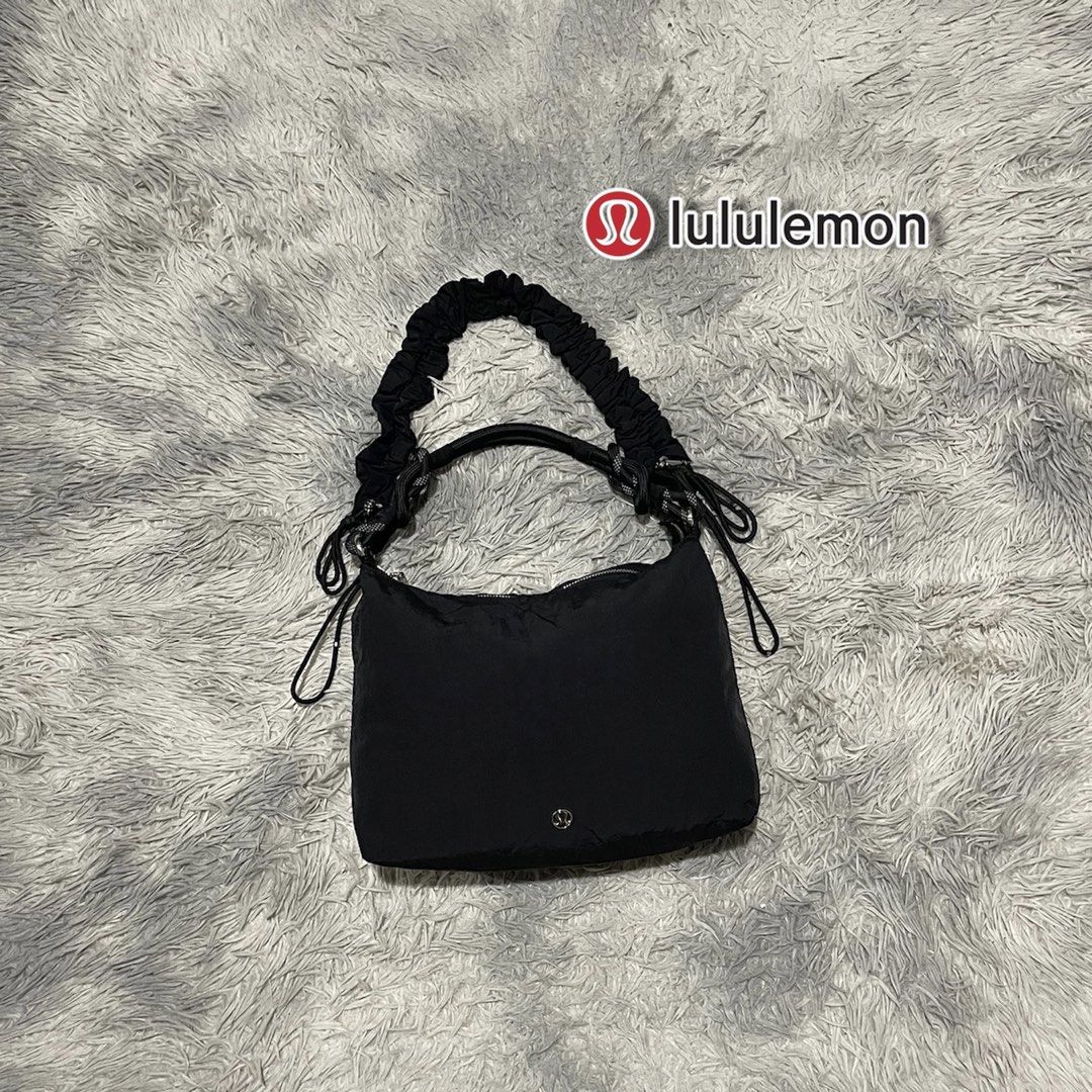 LULULEMON Convertible Ruched Crossbody (Category: Shoulder Bags) located in Bauang. Submitted by thriftypockets92 (Listing ID 1468485663, Image 1). Description: .