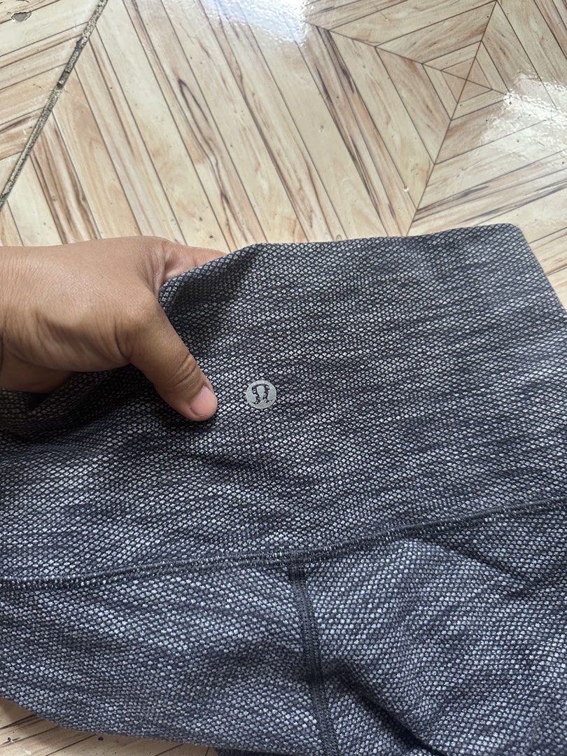 Lululemon Grey Textured Athletic Leggings Size 4 (Category: Activewear) located in Angeles City. Submitted by alejeong27 (Listing ID 1468329574, Image 3). Description: may butas maliit .
