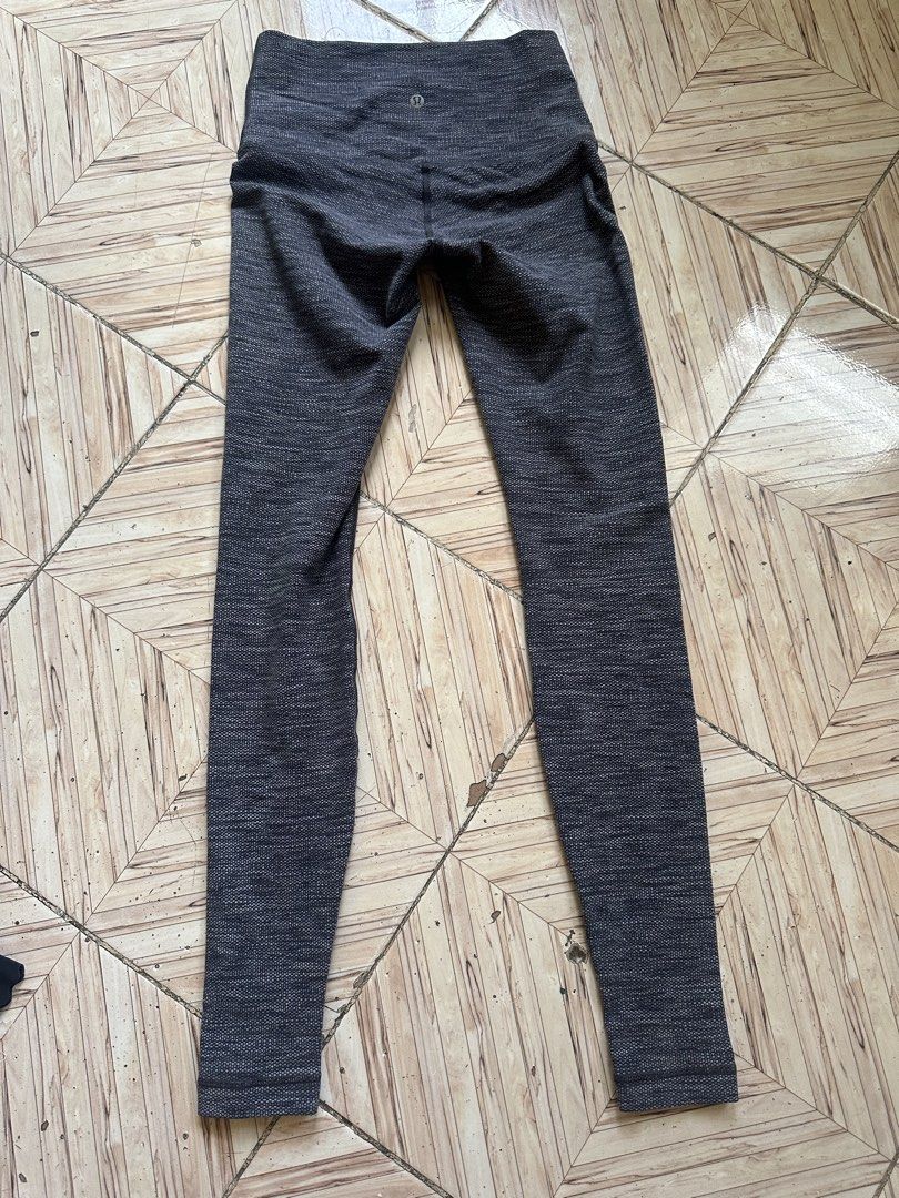 Lululemon Grey Textured Athletic Leggings Size 4 (Category: Activewear) located in Angeles City. Submitted by alejeong27 (Listing ID 1468329574, Image 2). Description: may butas maliit .