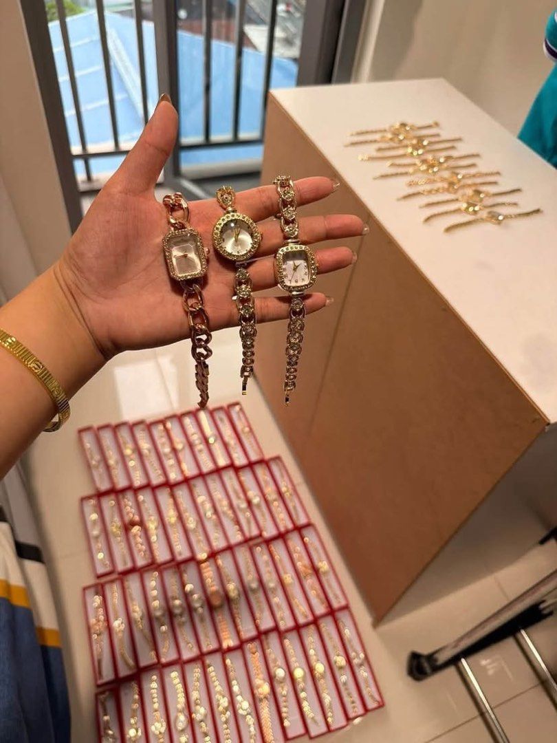 Luxury Vintage Watches (Category: Women's Watches) located in Guinobatan. Submitted by jadieee_young22 (Listing ID 1468420001, Image 3). Description: ₱260 — min. of 10pcs • free plain boxes each • no to choosing (random designs) • soooo 🔛🔝 ng mga designs! • actual photos | what you see is what you get • can ship nationwide via tiktok co.
