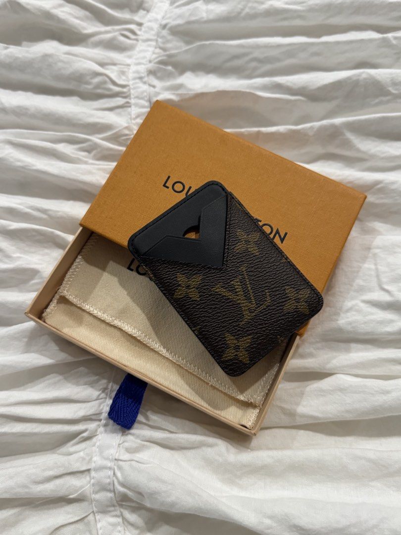 LV Louis Vuitton Magnetic Card Holder (Category: Luxury Bags & Wallets) located in Quezon City. Submitted by ssteven.e (Listing ID 1468299962, Image 1). Description: For sale: Louis Vuitton Magnetic Card Holder -Compatible with all iPhone models -Excellent Condition - Used Once Like new. No major flaws at all. Well kept. 🏷️18k only 📍Timog/Tomas Morato.