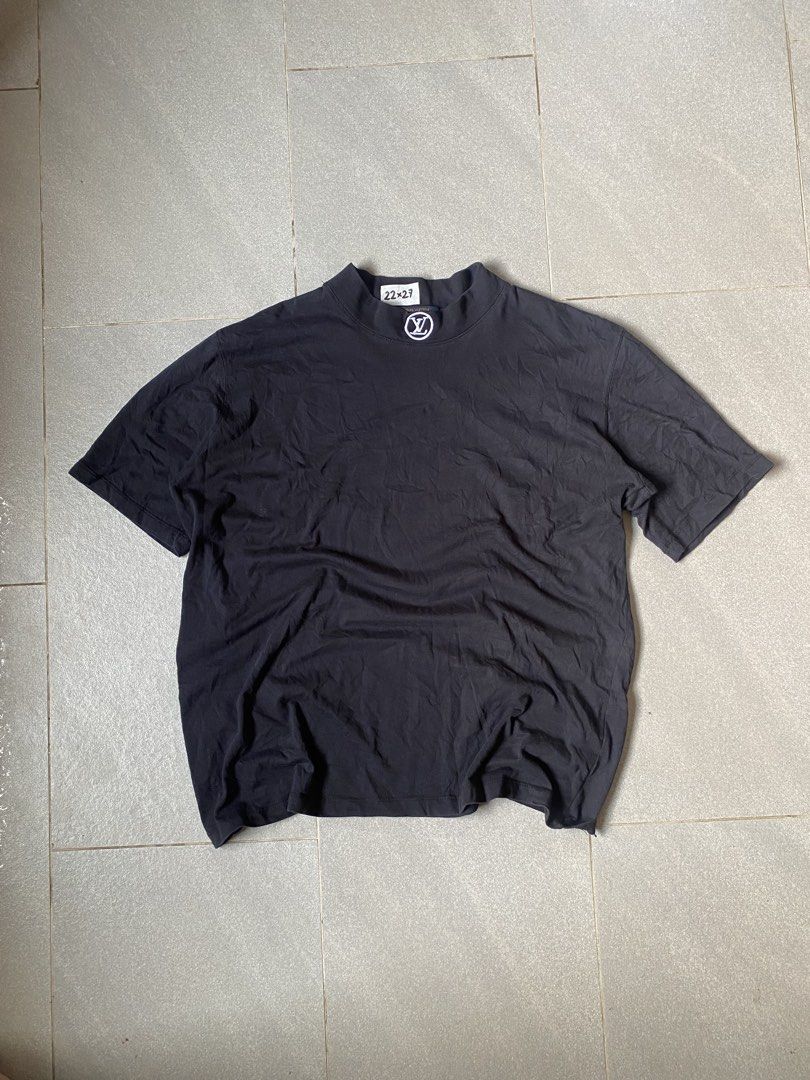 LV minimalist design (Category: Tshirts & Polo Shirts ) located in Digos. Submitted by thriftflexph (Listing ID 1468350978, Image 2). Description: Size&Dimes:22/27 Color&Condi:9/10 issue:Medyo stretched yung neck pero maayos naman pag suot DM for more information 🫶 Items are all thrifted/Handpicked Can ship nationwide🇵🇭 Add Shipping Fee ✈️🎁.