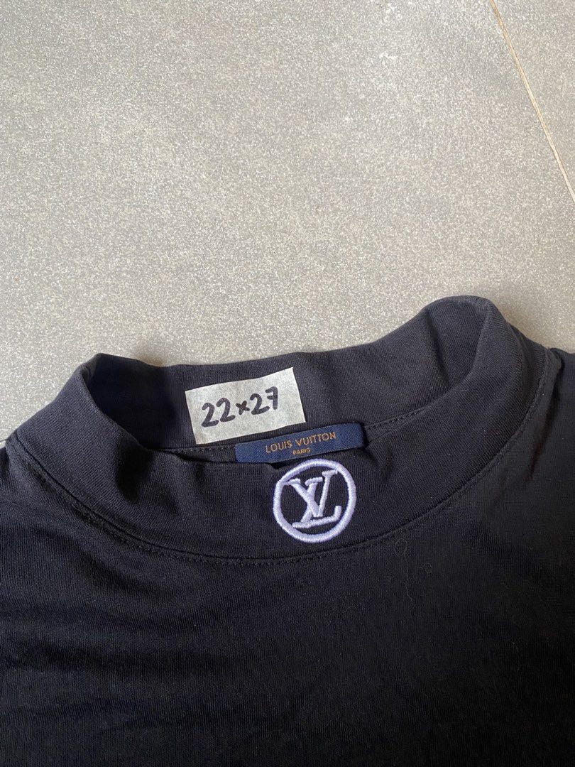 LV minimalist design (Category: Tshirts & Polo Shirts ) located in Digos. Submitted by thriftflexph (Listing ID 1468350978, Image 1). Description: Size&Dimes:22/27 Color&Condi:9/10 issue:Medyo stretched yung neck pero maayos naman pag suot DM for more information 🫶 Items are all thrifted/Handpicked Can ship nationwide🇵🇭 Add Shipping Fee ✈️🎁.