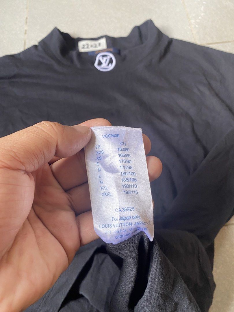 LV minimalist design (Category: Tshirts & Polo Shirts ) located in Digos. Submitted by thriftflexph (Listing ID 1468350978, Image 3). Description: Size&Dimes:22/27 Color&Condi:9/10 issue:Medyo stretched yung neck pero maayos naman pag suot DM for more information 🫶 Items are all thrifted/Handpicked Can ship nationwide🇵🇭 Add Shipping Fee ✈️🎁.