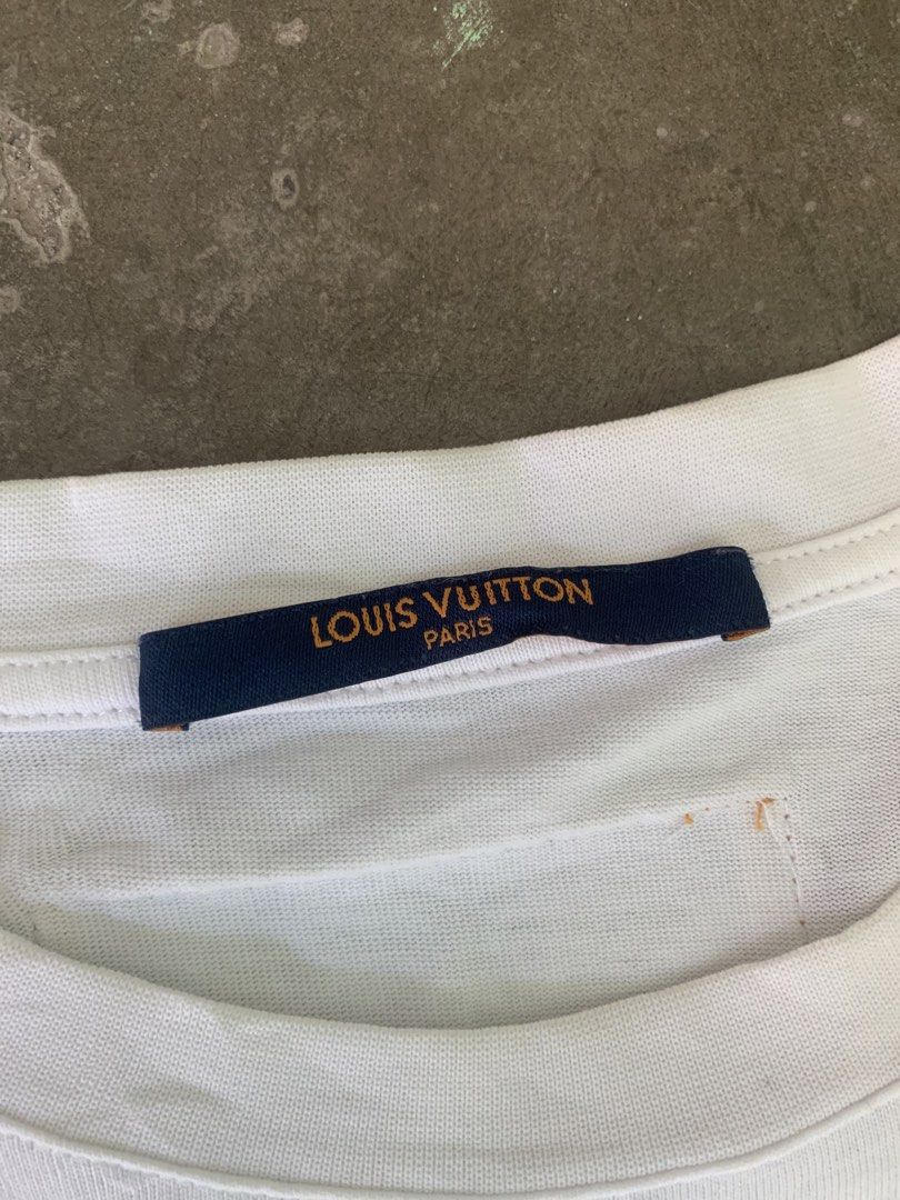 Lv tee (Category: Luxury Apparel) located in Mexico. Submitted by rabbit.hole_thrift (Listing ID 1468341925, Image 2). Description: Lv tee Medium on tags 21x28 Good condition Need wash 650 plus sf.