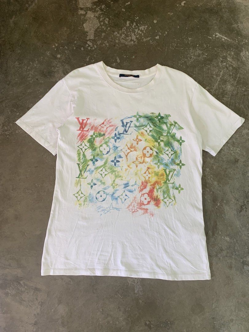 Lv tee (Category: Luxury Apparel) located in Mexico. Submitted by rabbit.hole_thrift (Listing ID 1468341925, Image 1). Description: Lv tee Medium on tags 21x28 Good condition Need wash 650 plus sf.